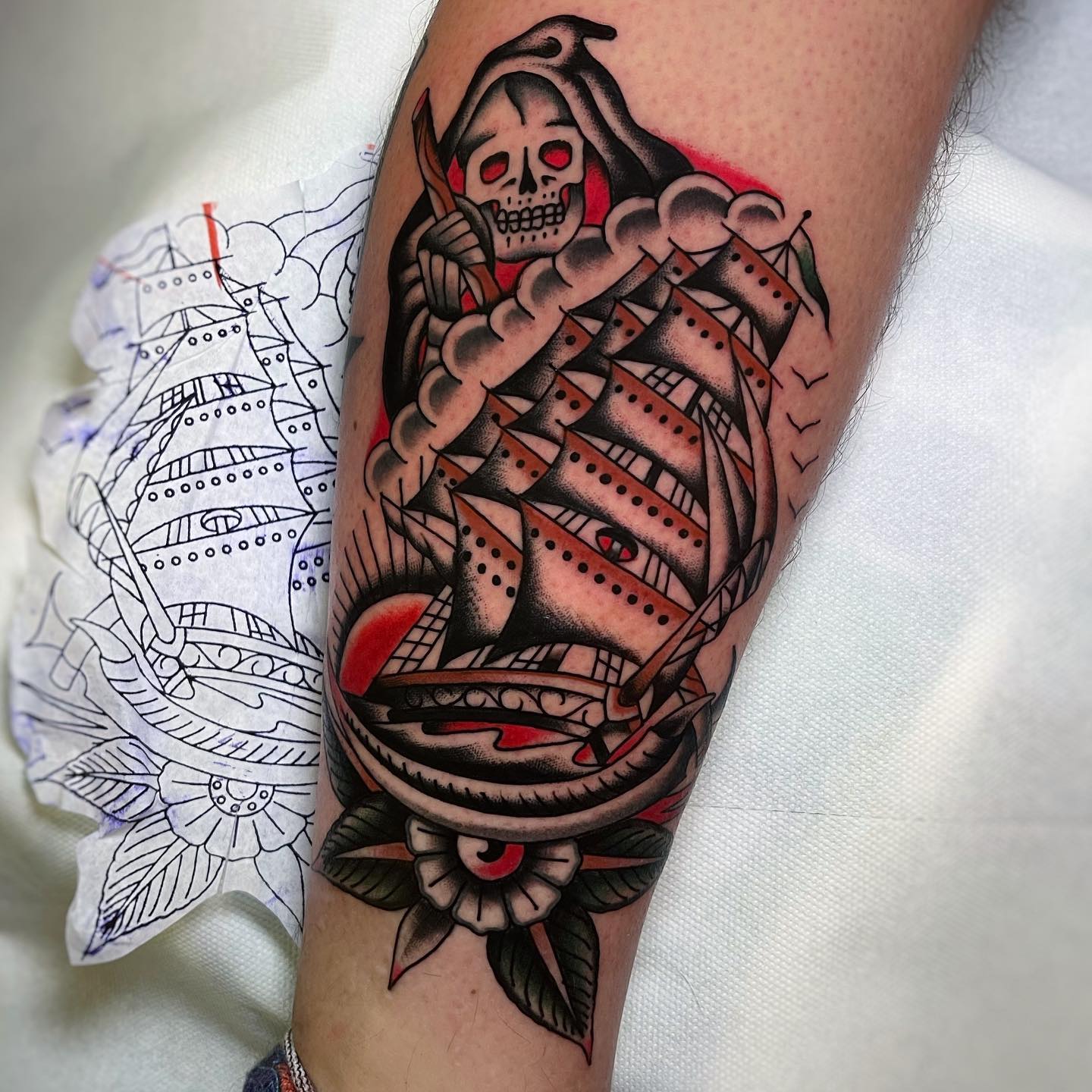 Traditionelles Schiffs- und Totenkopf-Tattoo