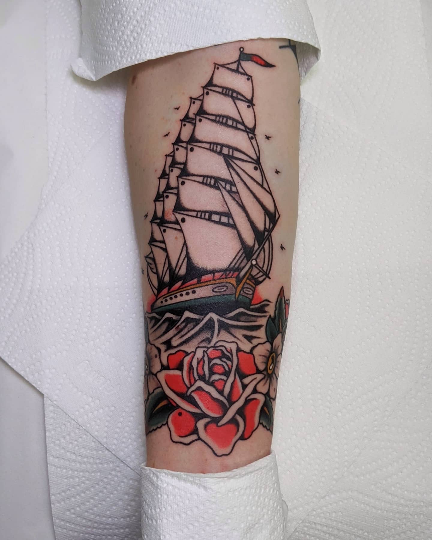 Neo-traditionelles Kraken-Schiff-Tattoo