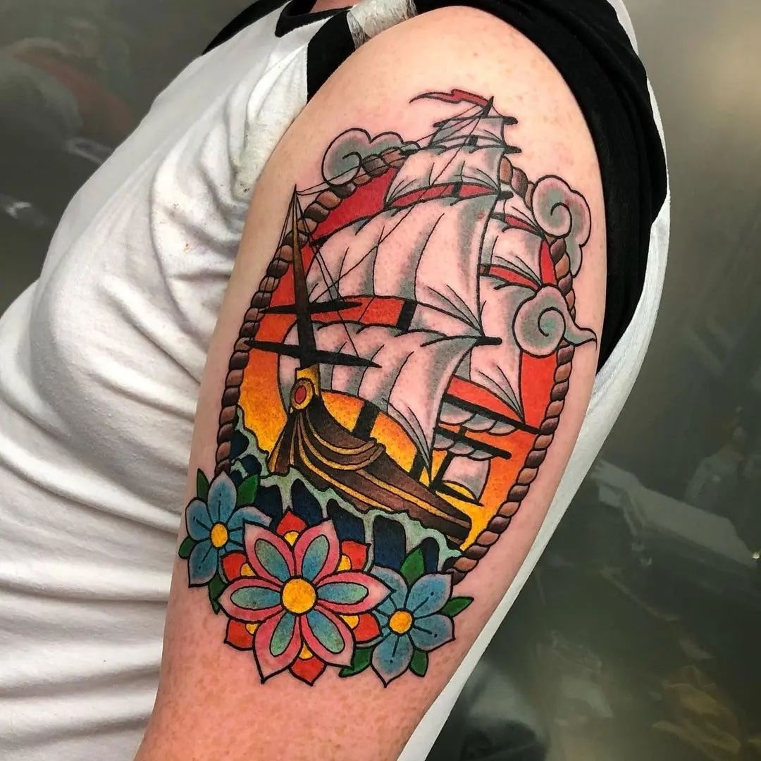 Tatuaż statku Krakena na ramieniu