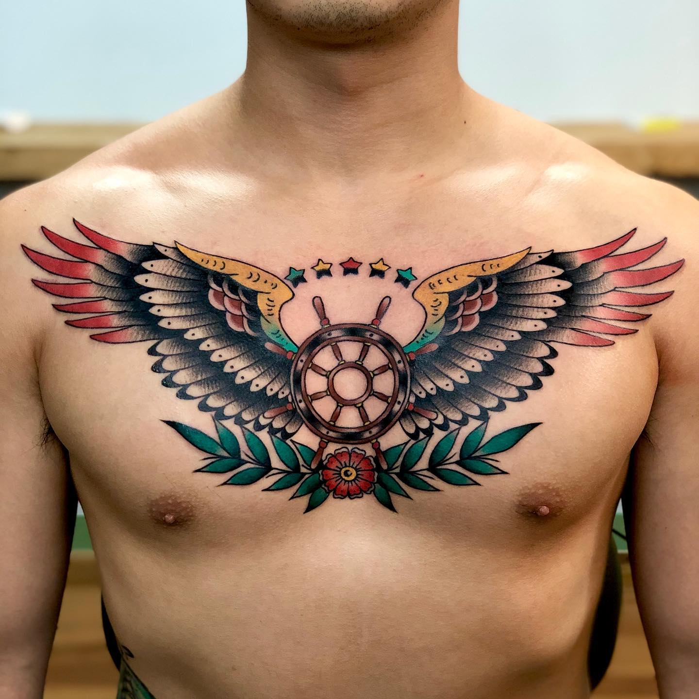 Schiffsrad-Tattoo auf der Brust
