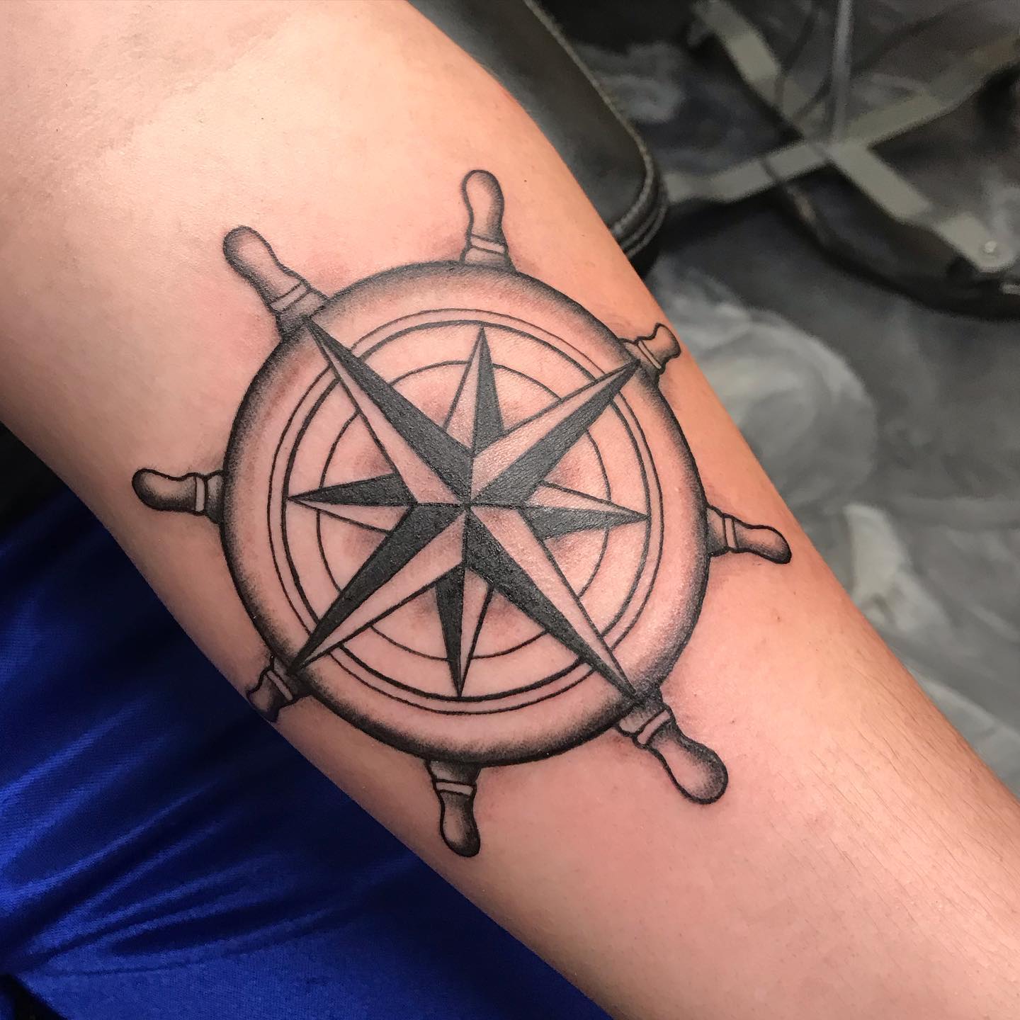 Schiffsrad und Kompass-Tattoo