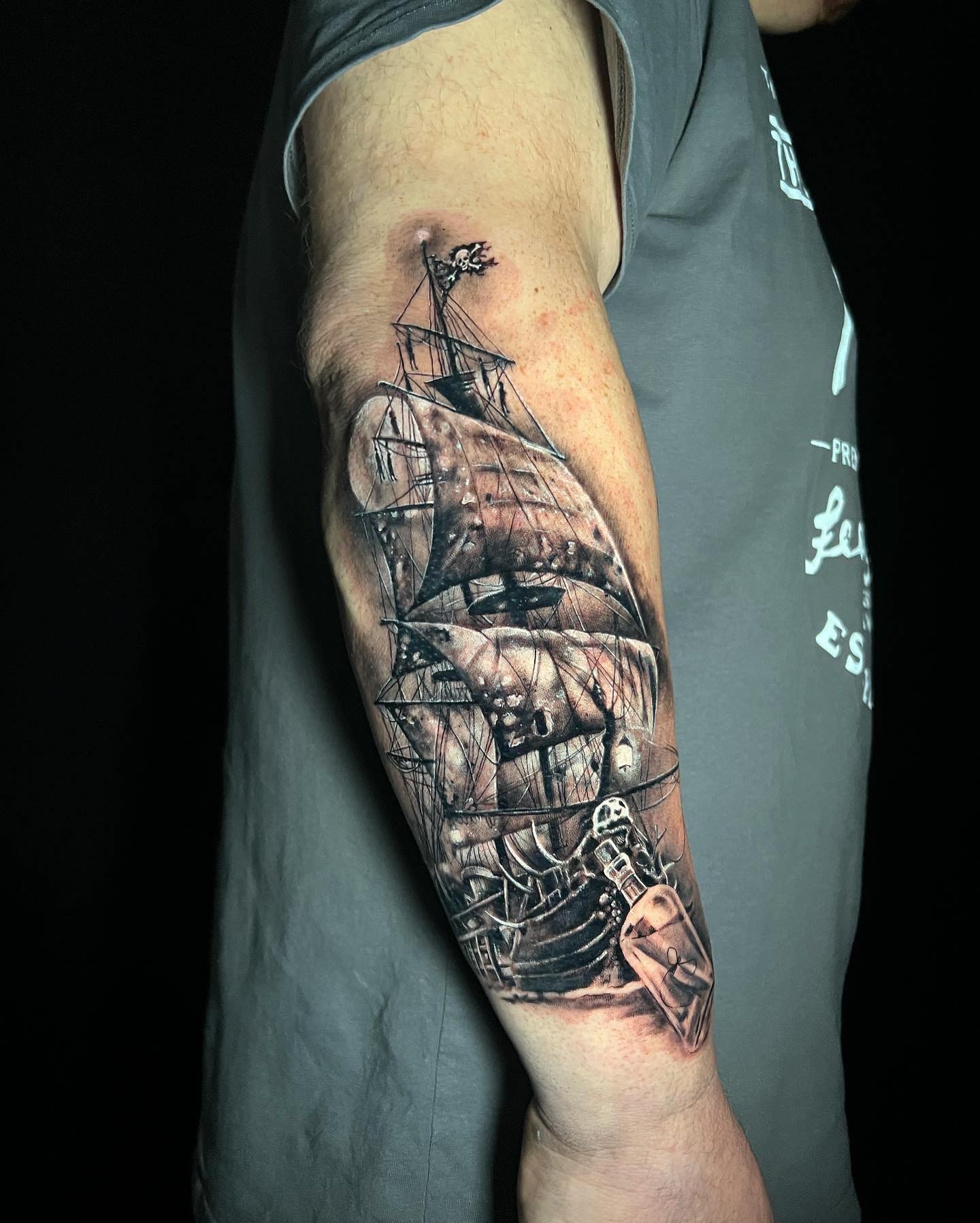 Черно-серая татуировка с кораблем-призраком