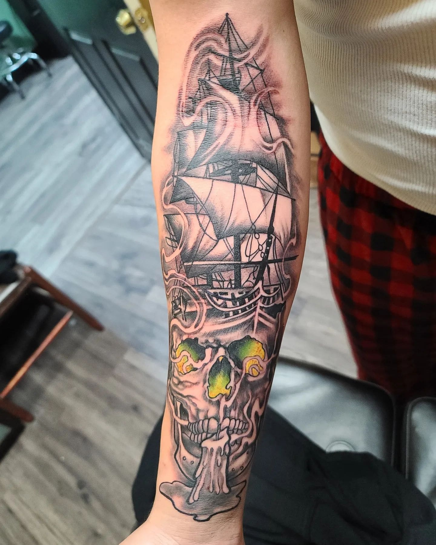 Piratenschiff und Totenkopf-Tattoo