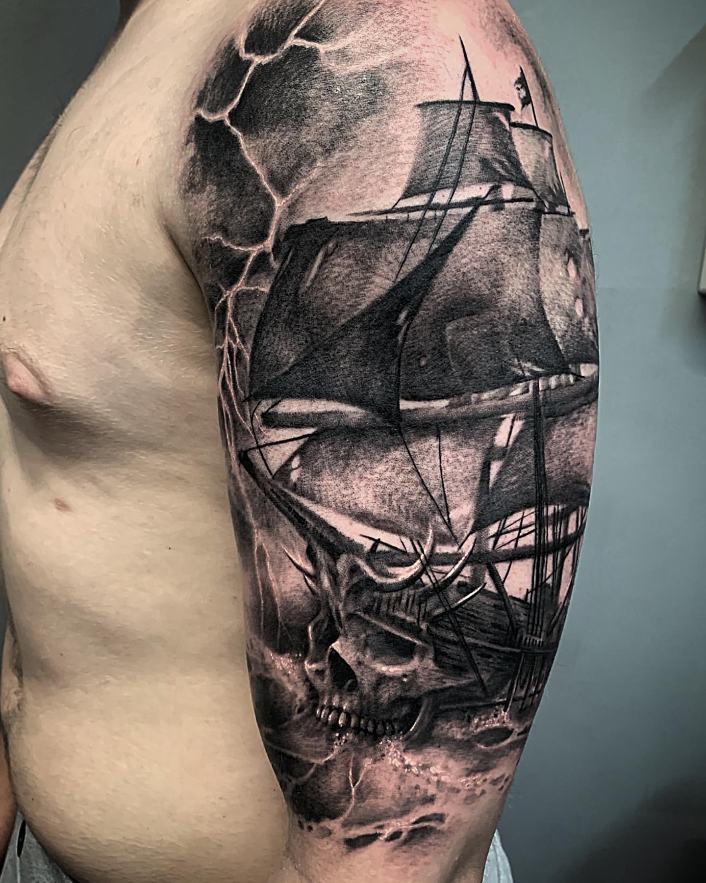 Geisterschiff-Tattoo auf der Schulter