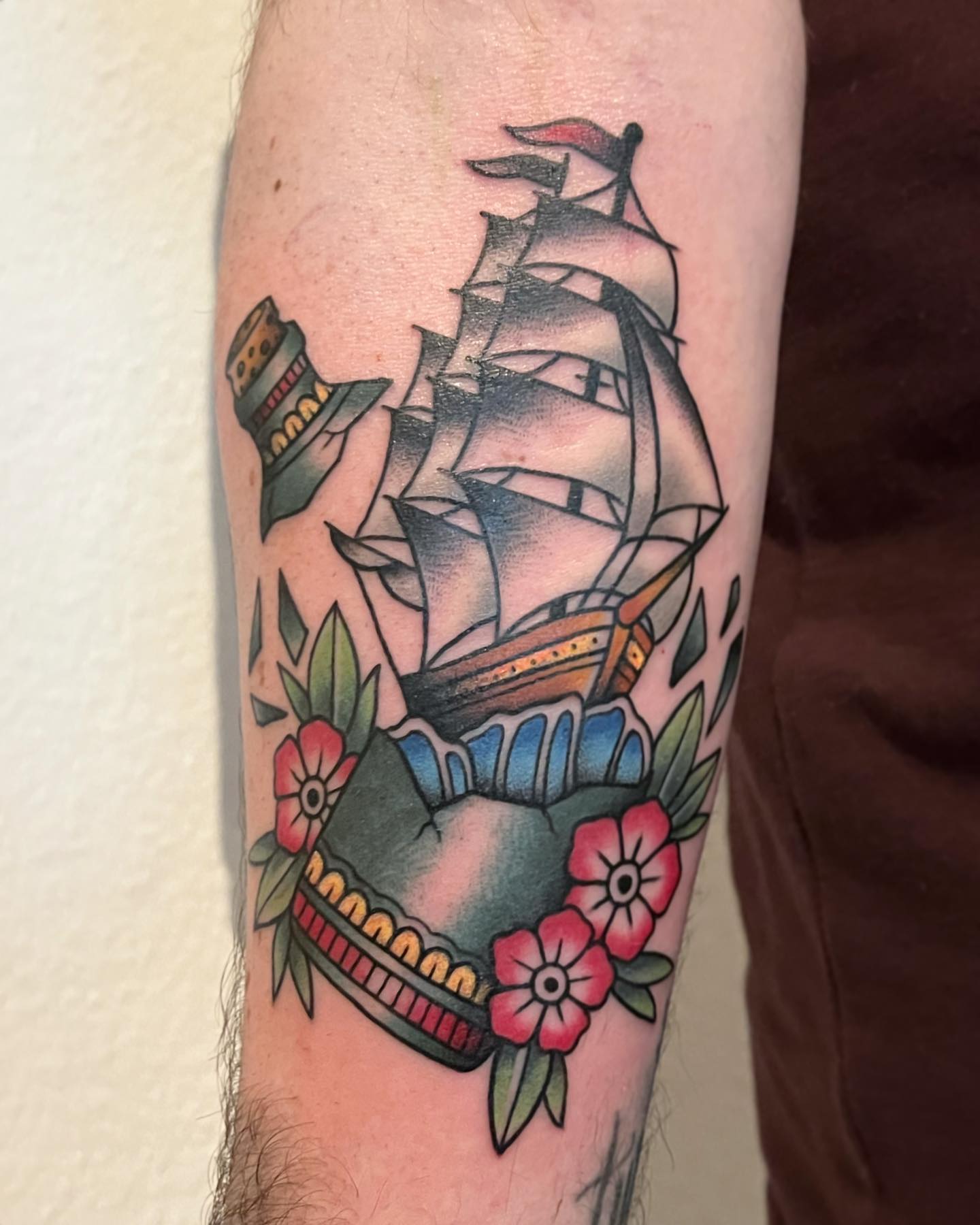Traditionelles Schiff auf einer Flasche Tattoo