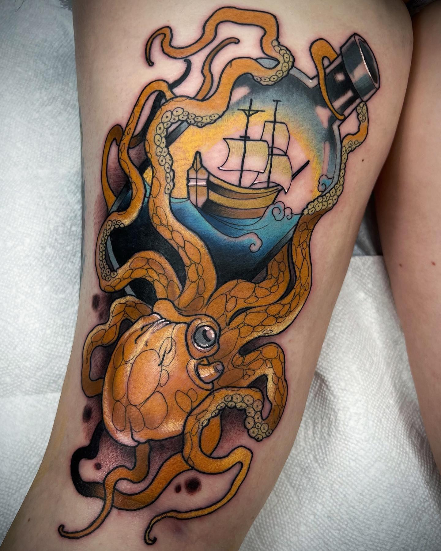 Flaschenschiff und Oktopus-Tattoo