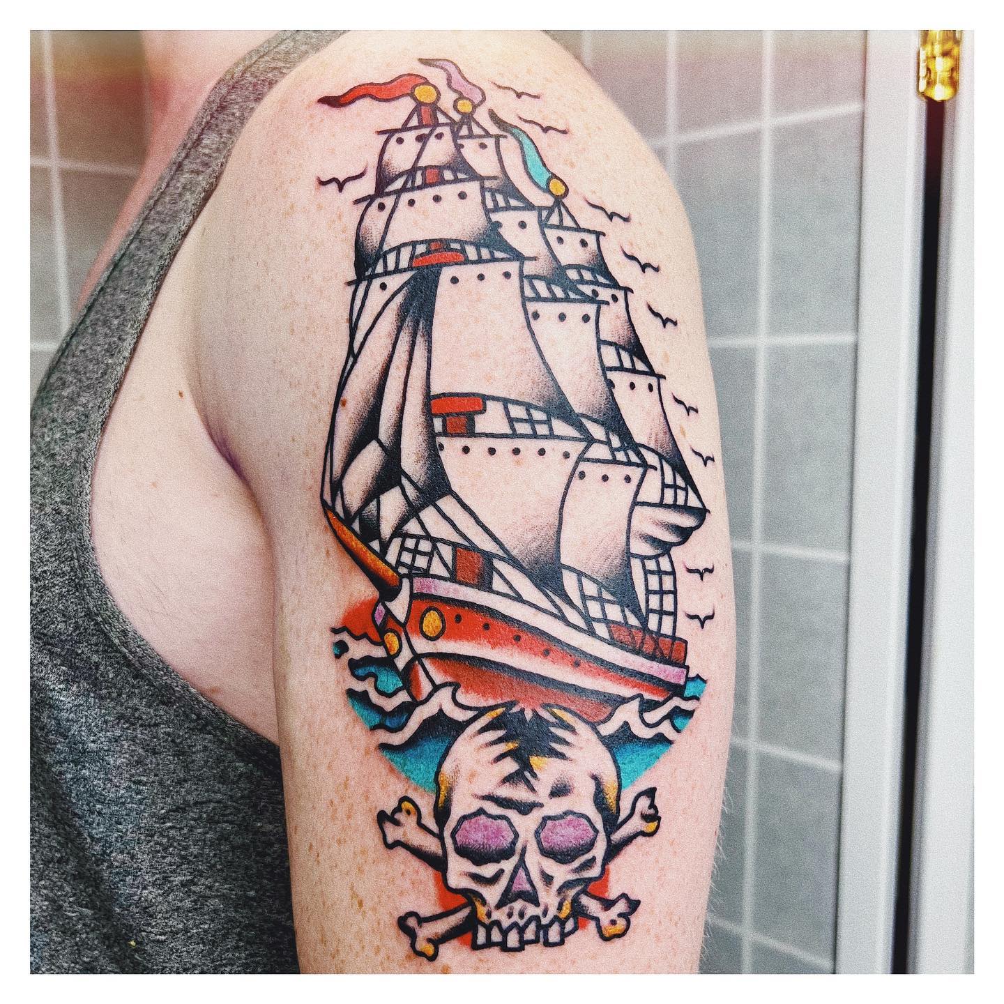 Tradycyjny tatuaż statku pirackiego