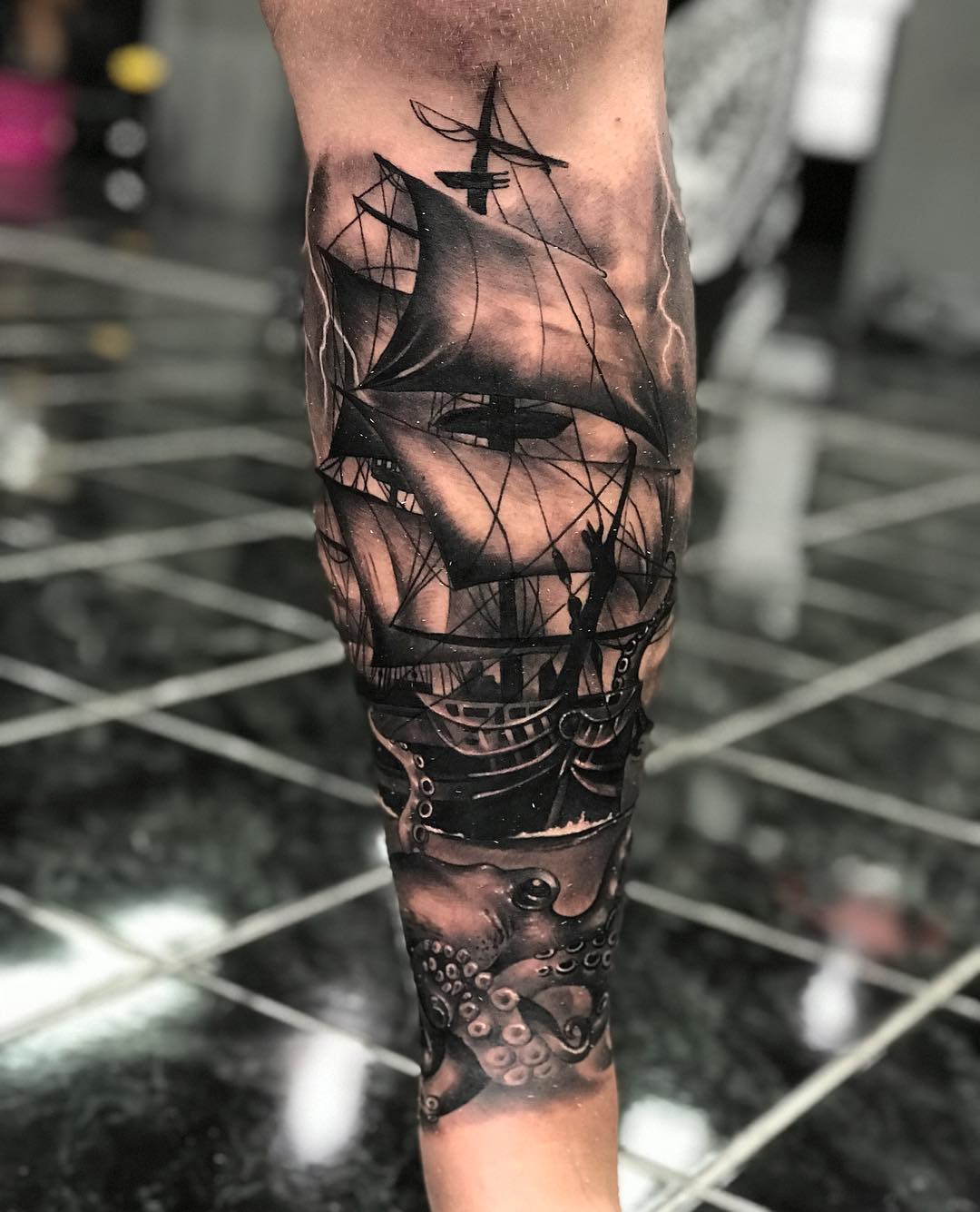 Schiffs- und Kraken-Tattoo