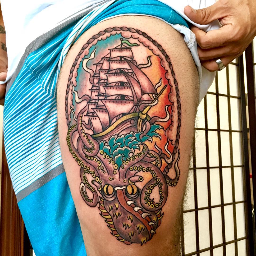 Kolorowy tatuaż statku i krakena