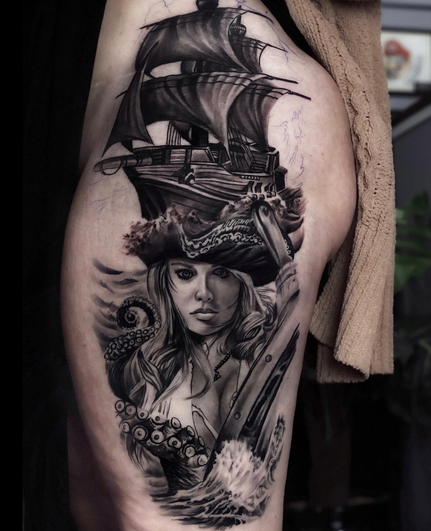 Татуировка корабля для женщин