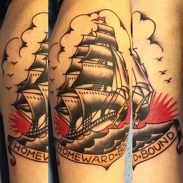 Черно-красная татуировка корабля