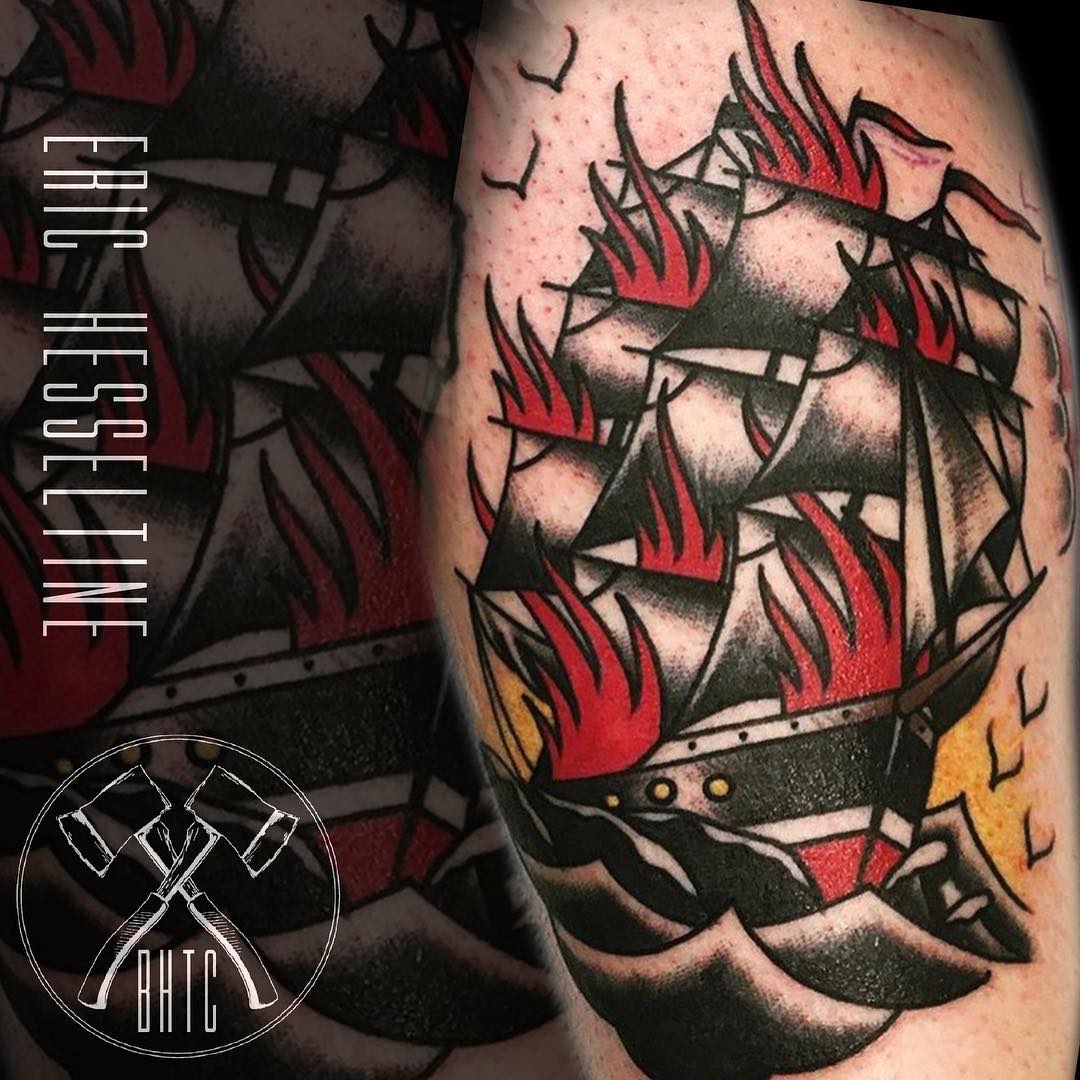 Brennendes Schiff-Tattoo