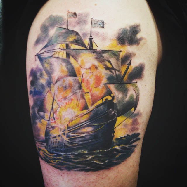 Aquarelle Tattoo mit brennendem Schiff