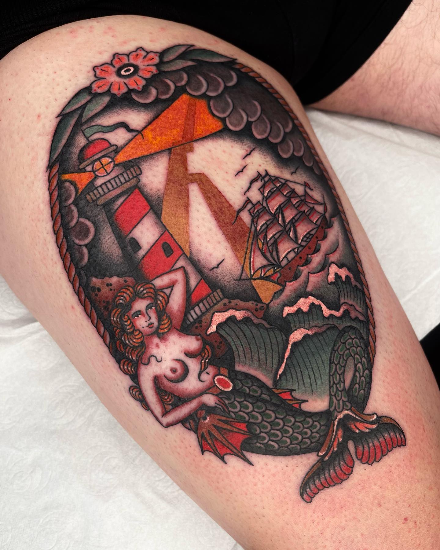 Schiff- und Meerjungfrau-Tattoo