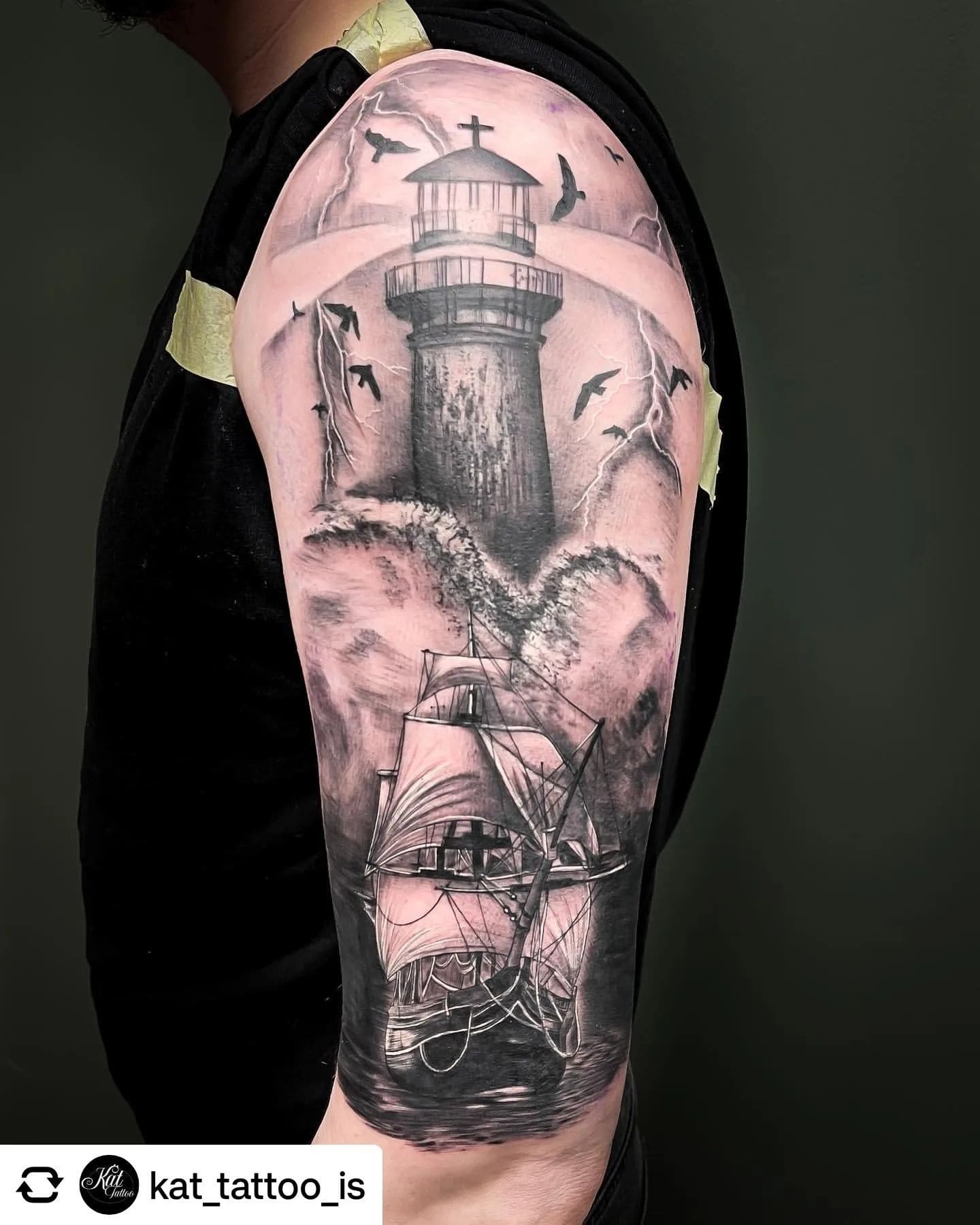 Tatuaż statku i latarni morskiej