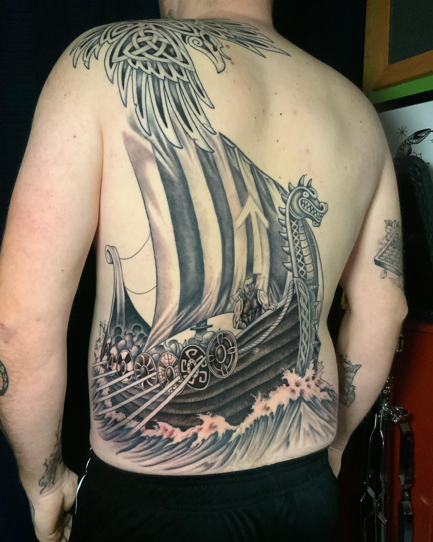 Wikingerschiff-Tattoo auf dem Rücken
