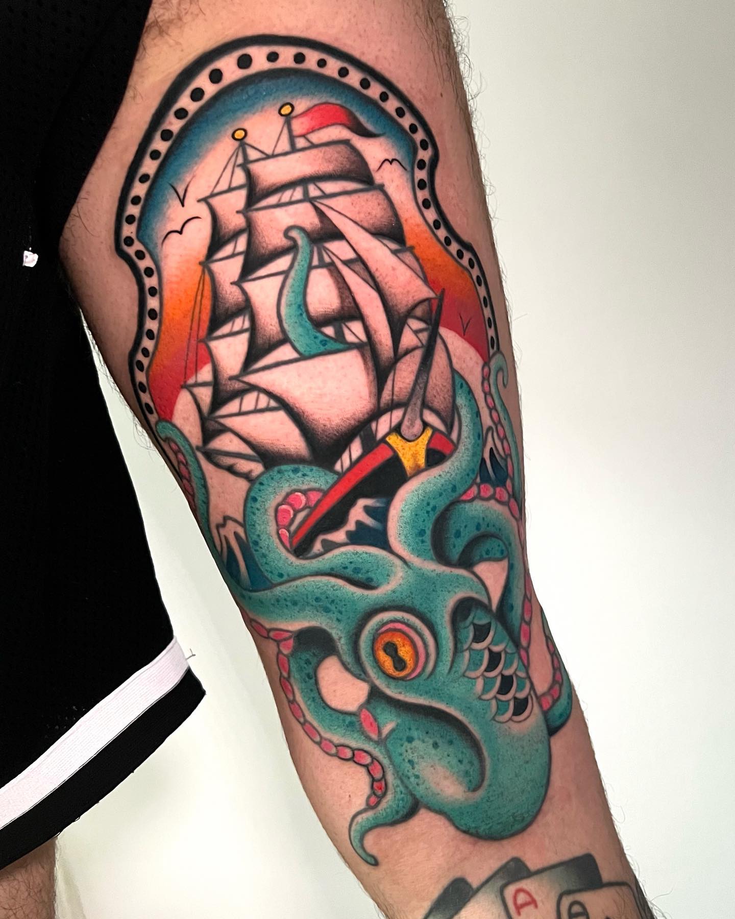 Традиционная татуировка осьминога и корабля