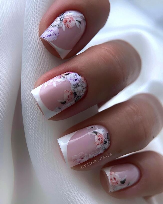 French na kwadratowych paznokciach z kwiatami