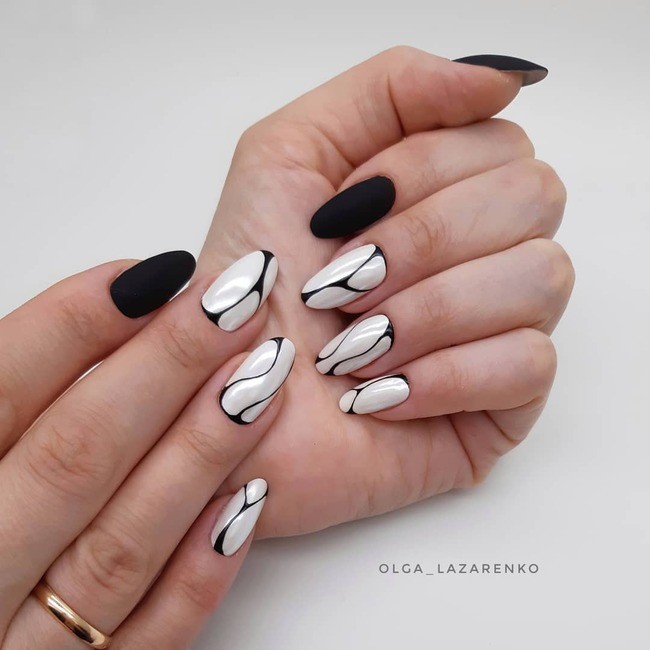 Czarno-biały manicure