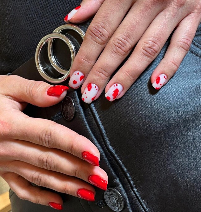 Czerwony i biały manicure