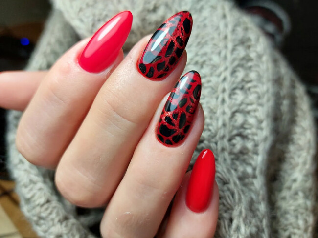 Czarno-czerwony manicure