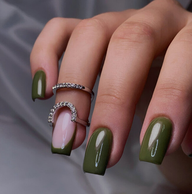 Naturalny zielony manicure