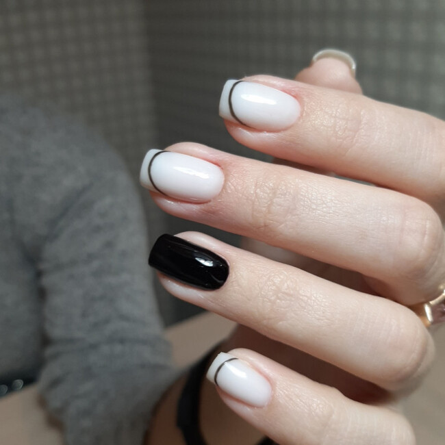 Elegancki czarno-biały manicure