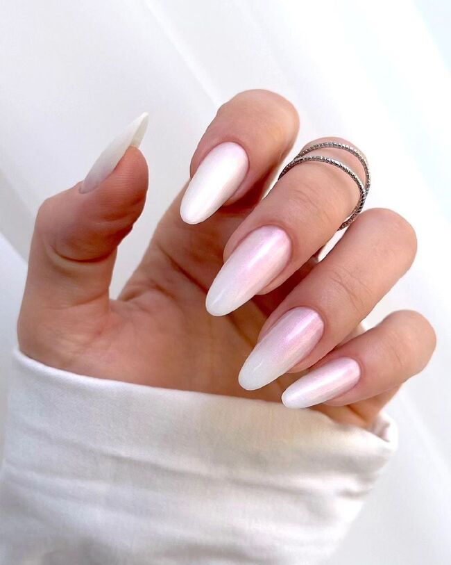 Białe perłowe paznokcie