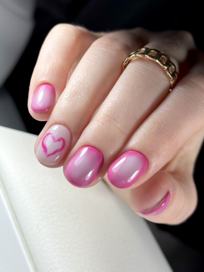 Różowy gradient na krótkich paznokciach