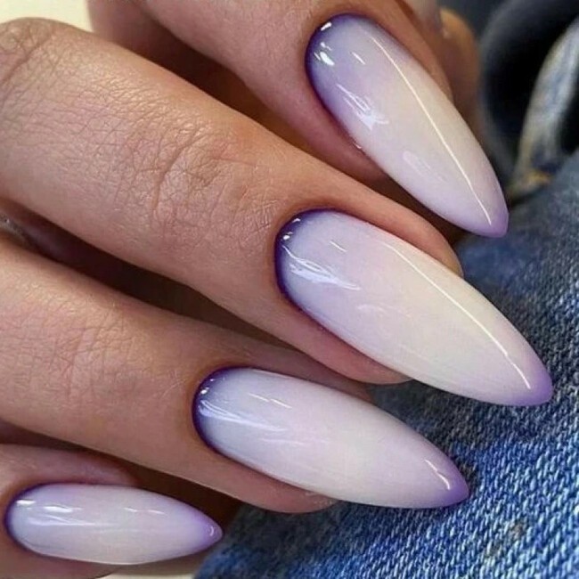 Biało-fioletowy gradient na migdałowych paznokciach