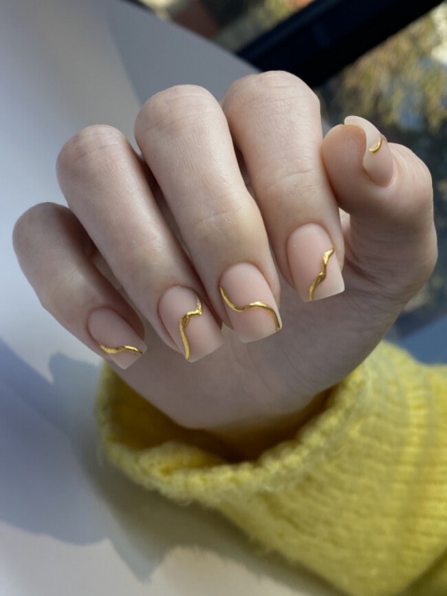Matowy manicure ze złotymi elementami
