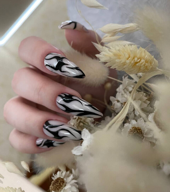 Czarno-biały stylowy manicure