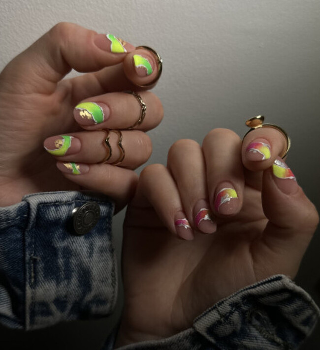 Stylowy neonowy manicure