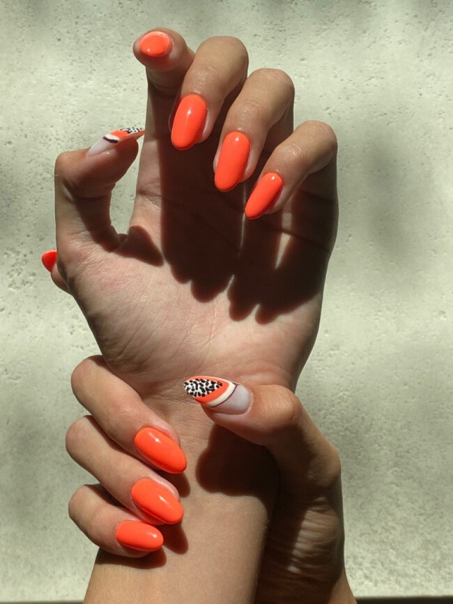 Jasnopomarańczowy manicure