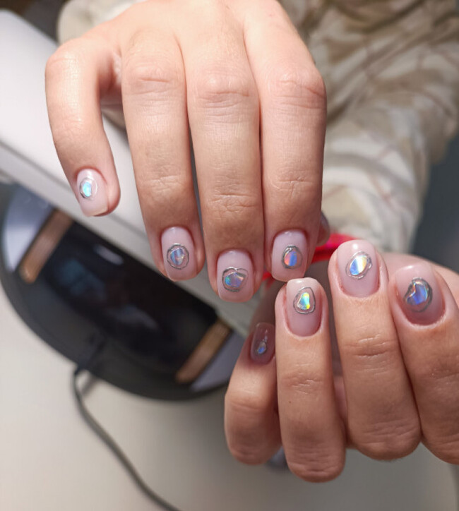 Różowy manicure z kamieniami