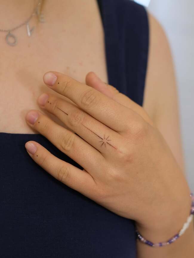Delikatna gwiazdka na środkowym palcu dziewczyny z naturalnym manicure