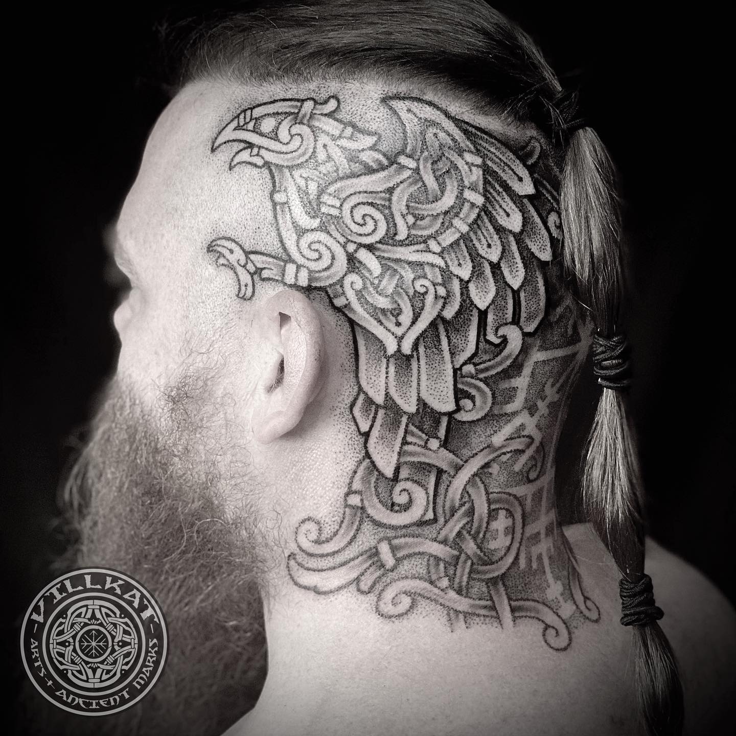 Nordycki tatuaż głowy kruka