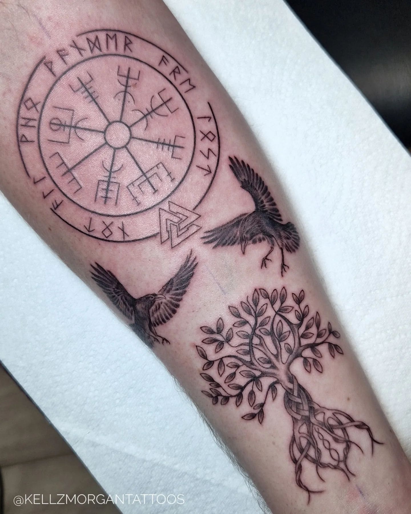 Татуировка с изображением воронов викингов и сигилов