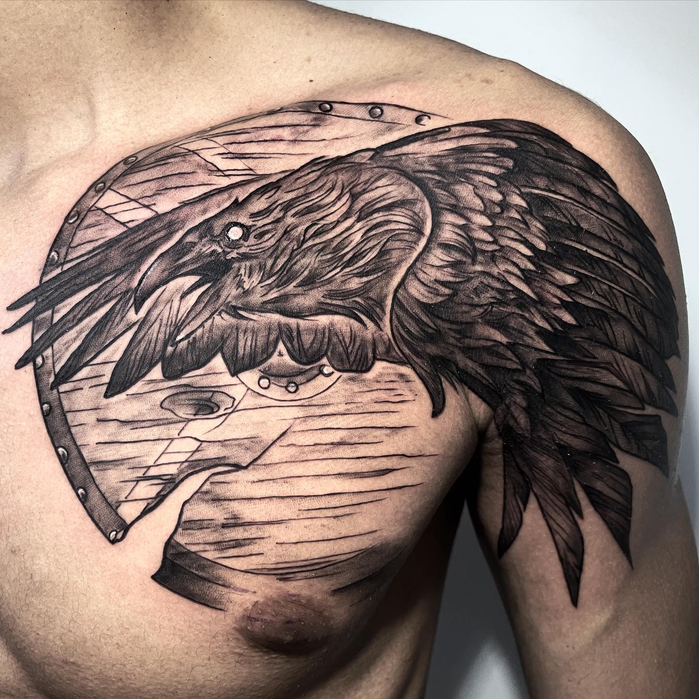 Тату скандинавского ворона на груди