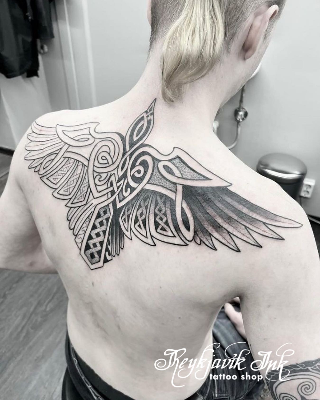 Этническая татуировка ворона на спине