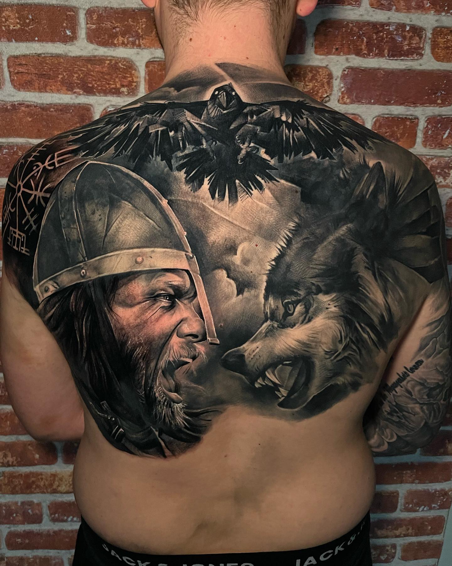 Nordycki tatuaż kruka i wilka