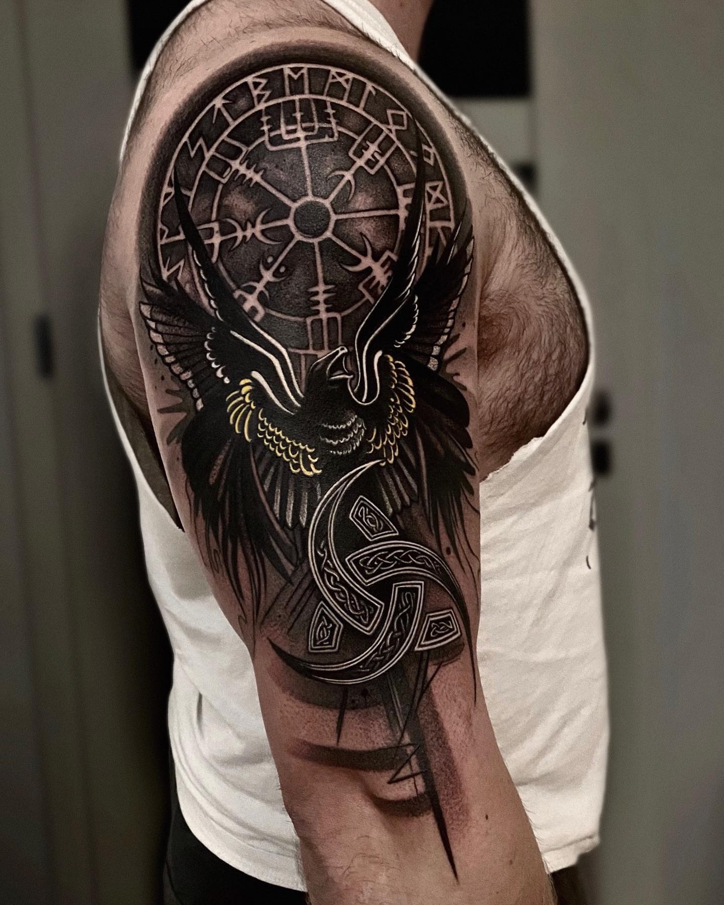 Tatuaż czarnego kruka na ramieniu