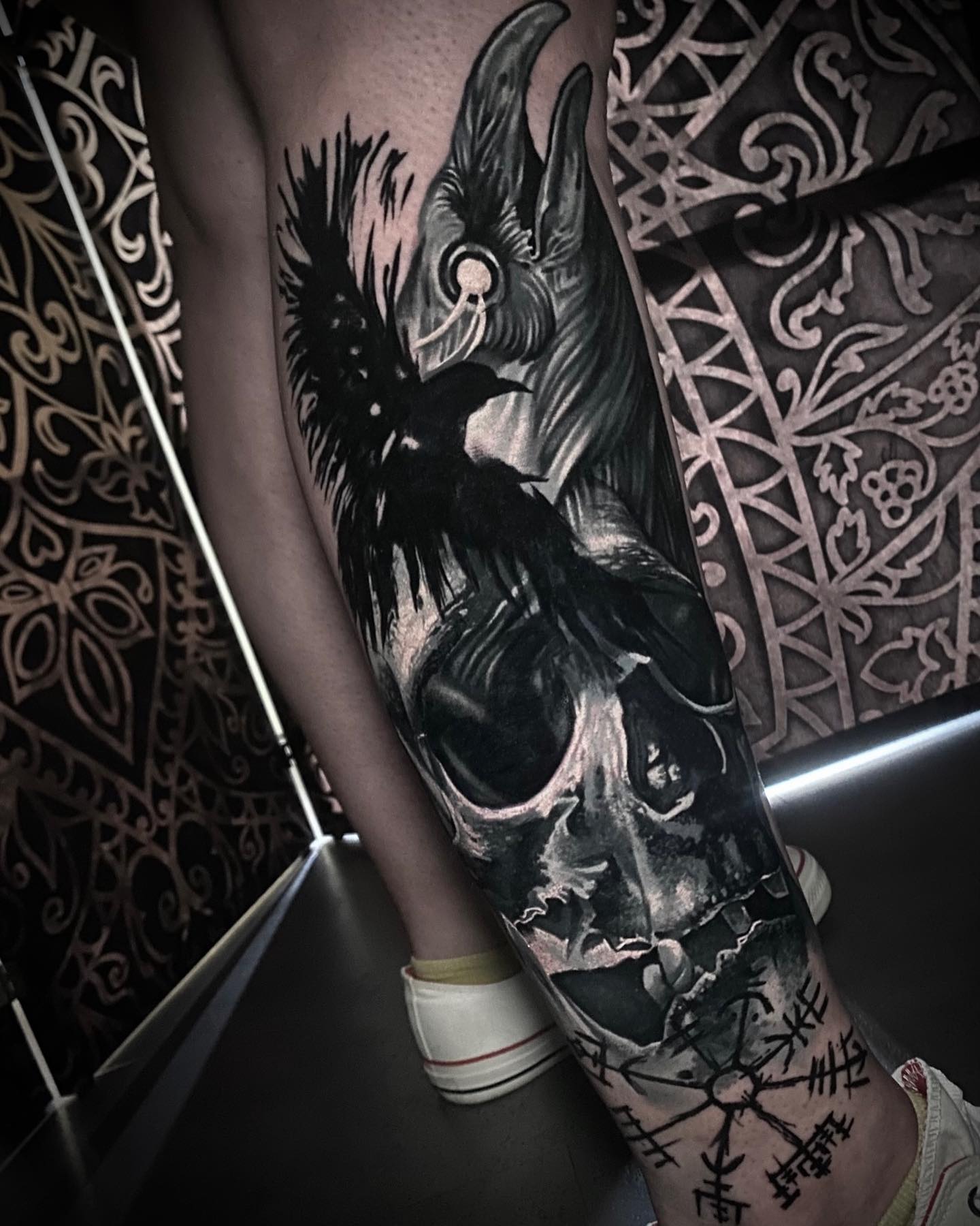 Скандинавская татуировка с вороном и черепом
