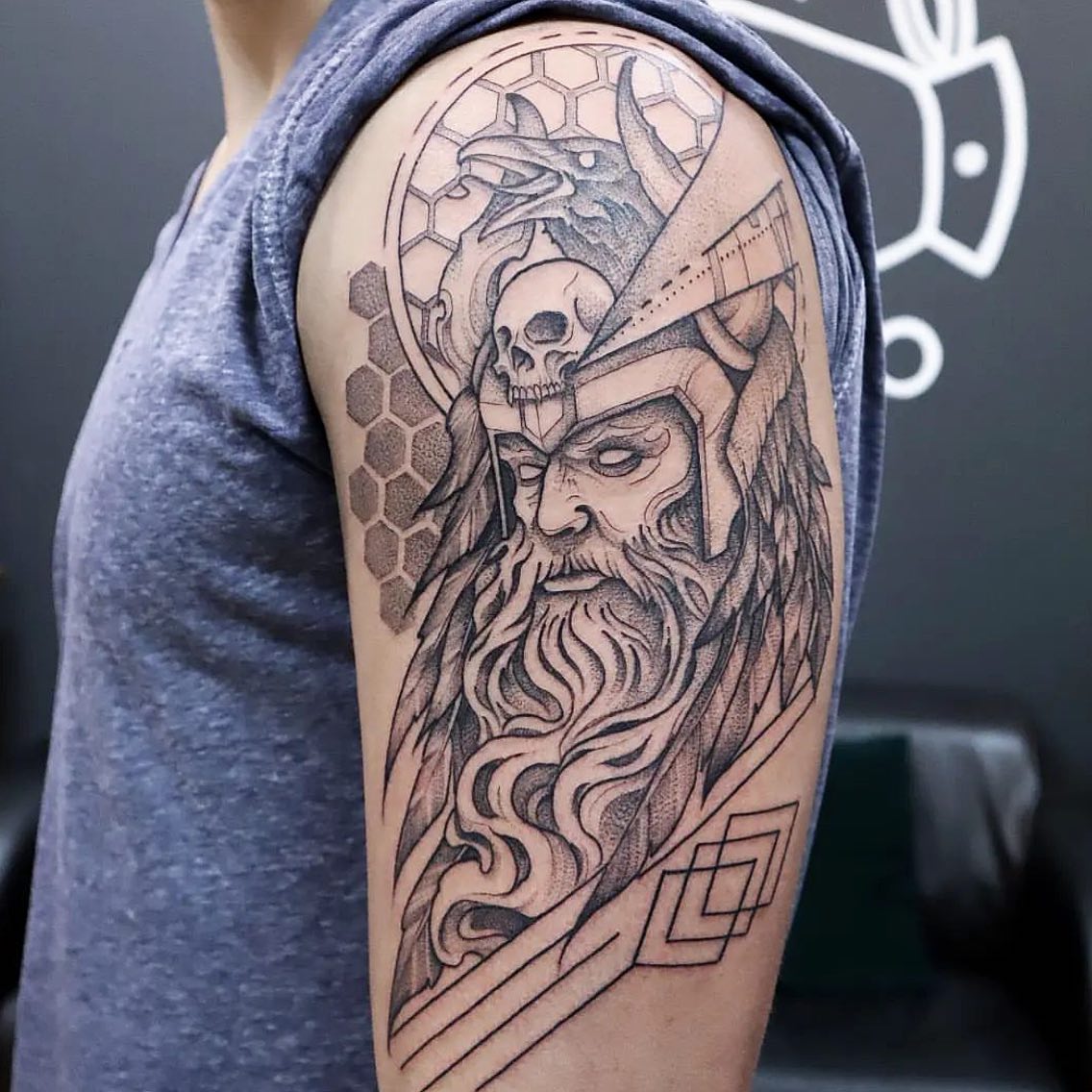 Черно-серая татуировка викингов