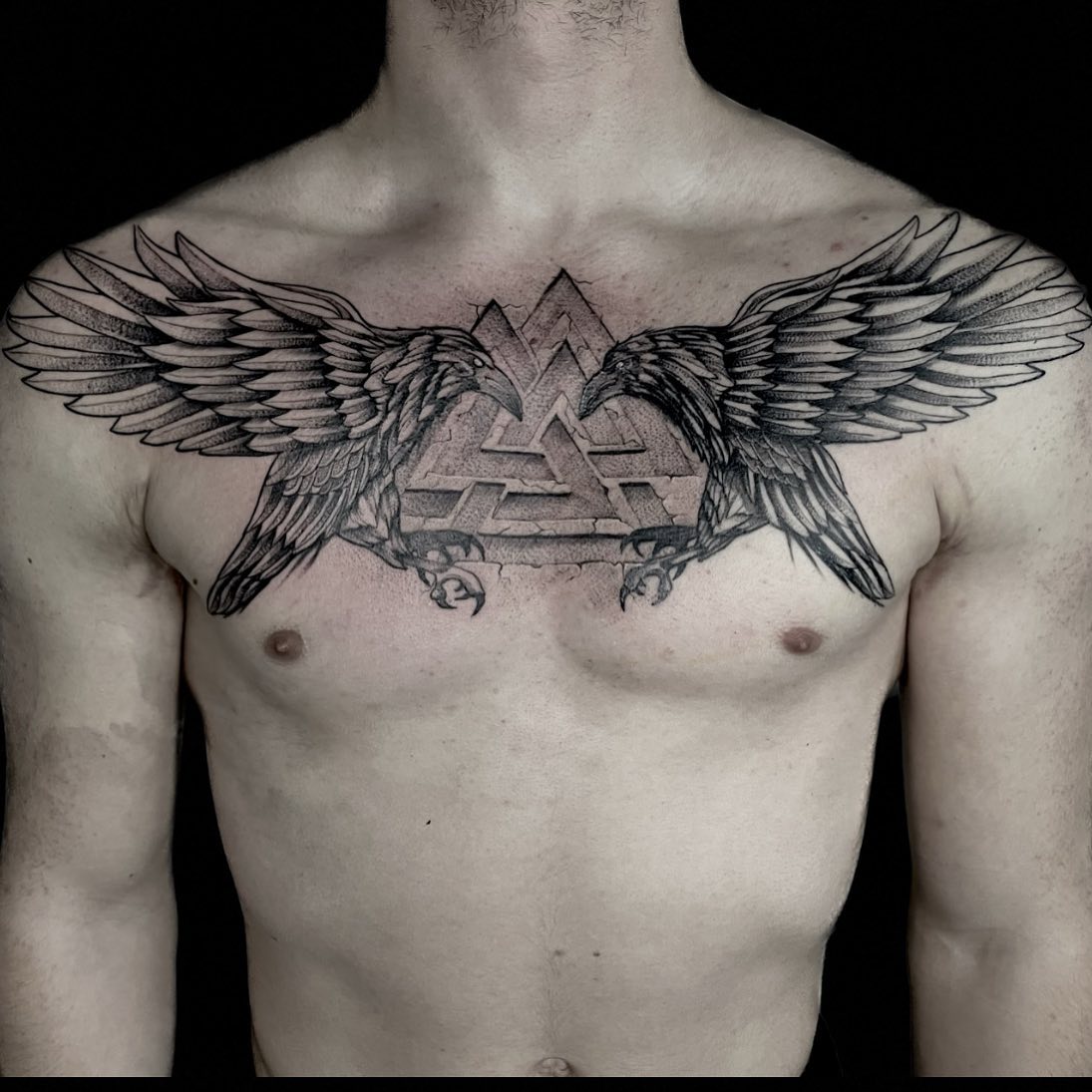 Tatuaż z dwoma krukami na klatce piersiowej