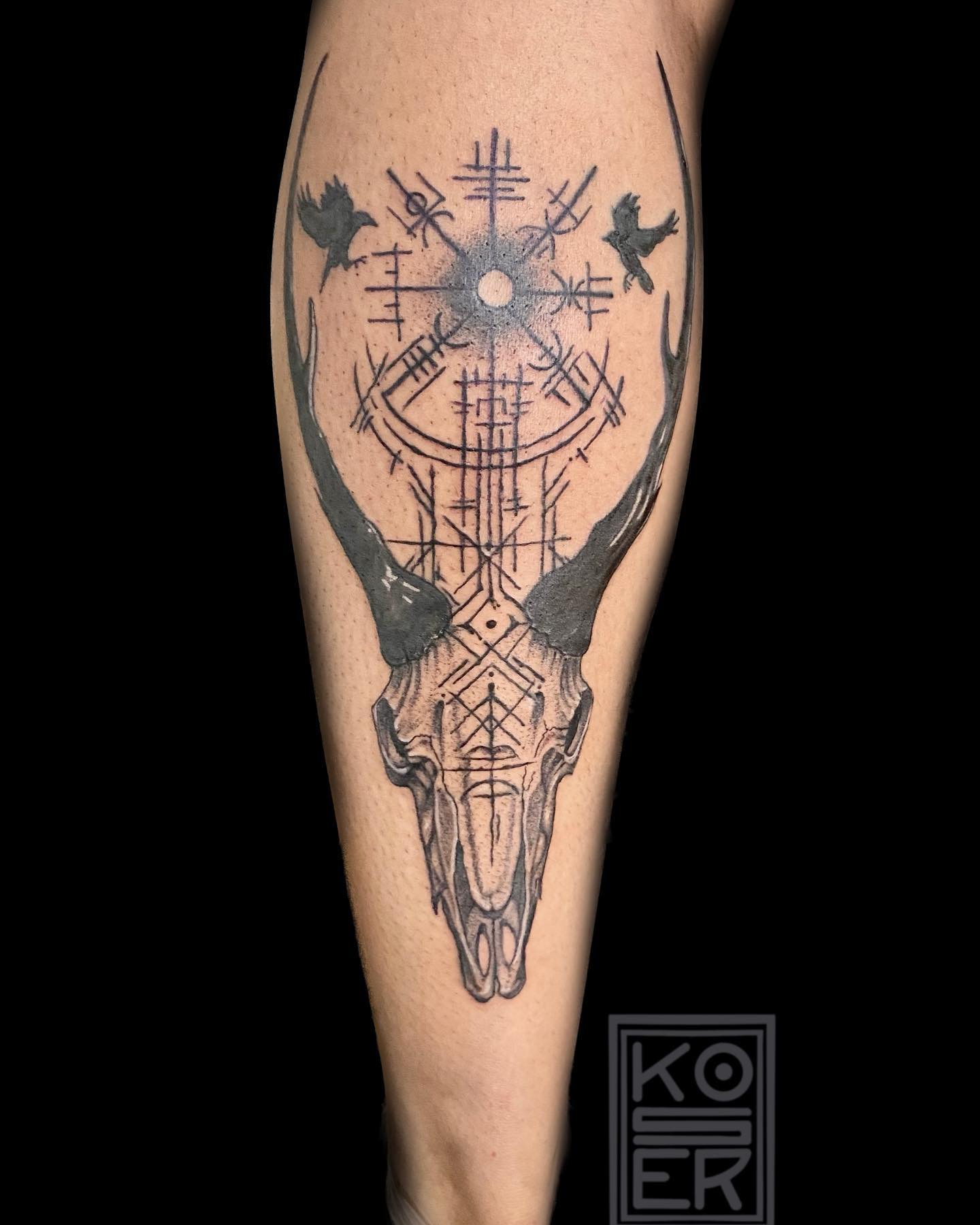Tattoo mit Totenkopf und fliegenden Raben