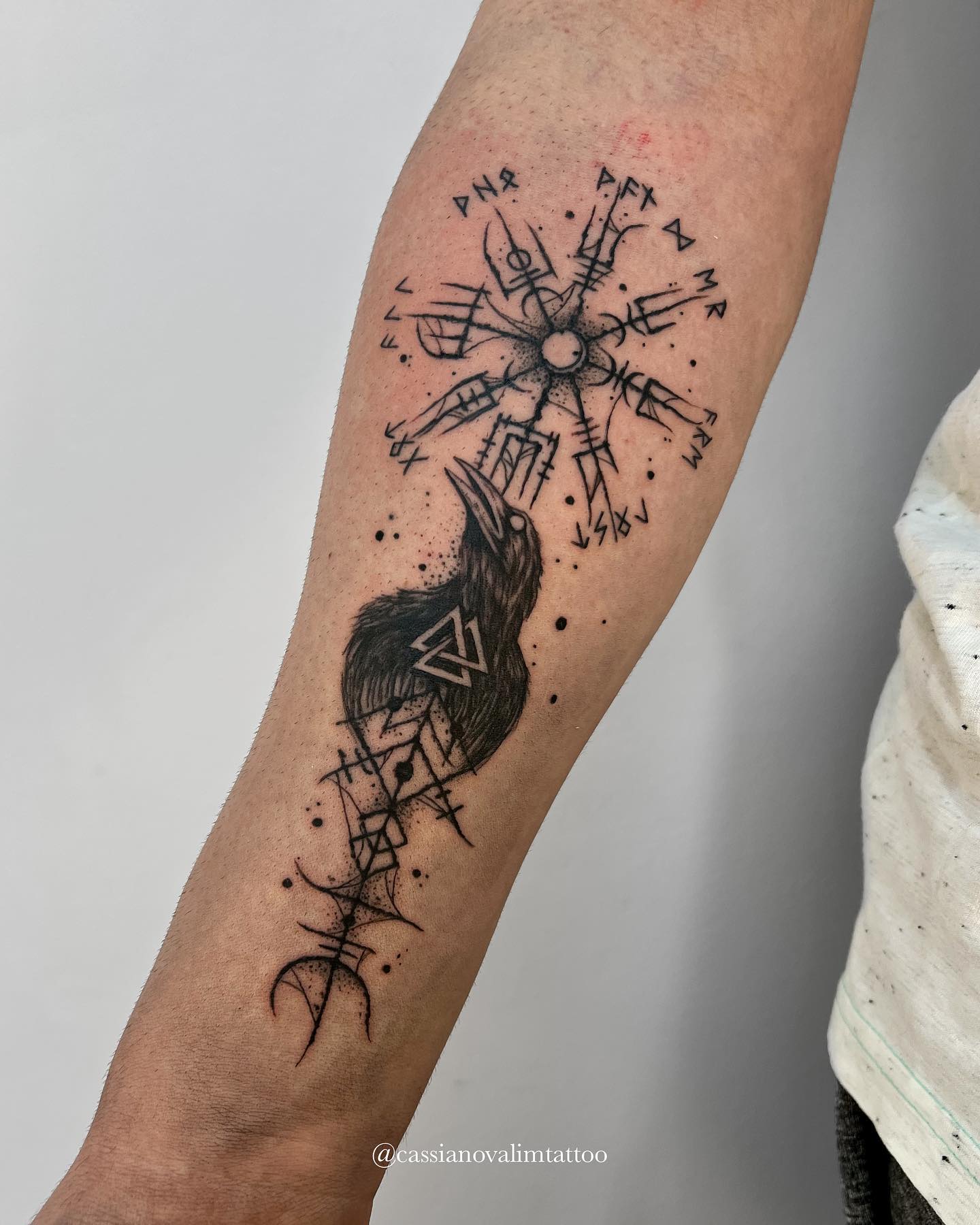Nordisches Raben-Tattoo am Unterarm