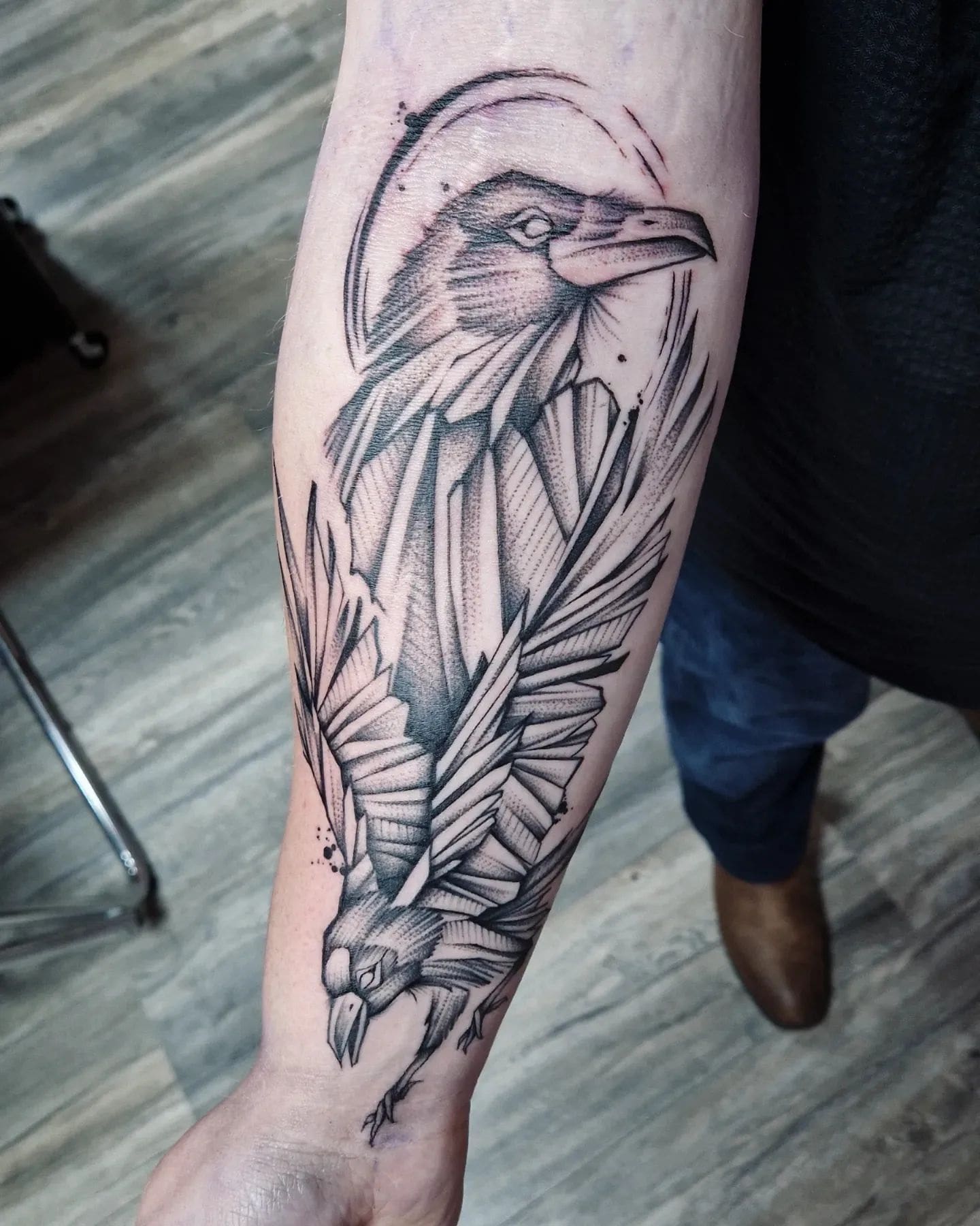 Геометрическая скандинавская татуировка с вороном