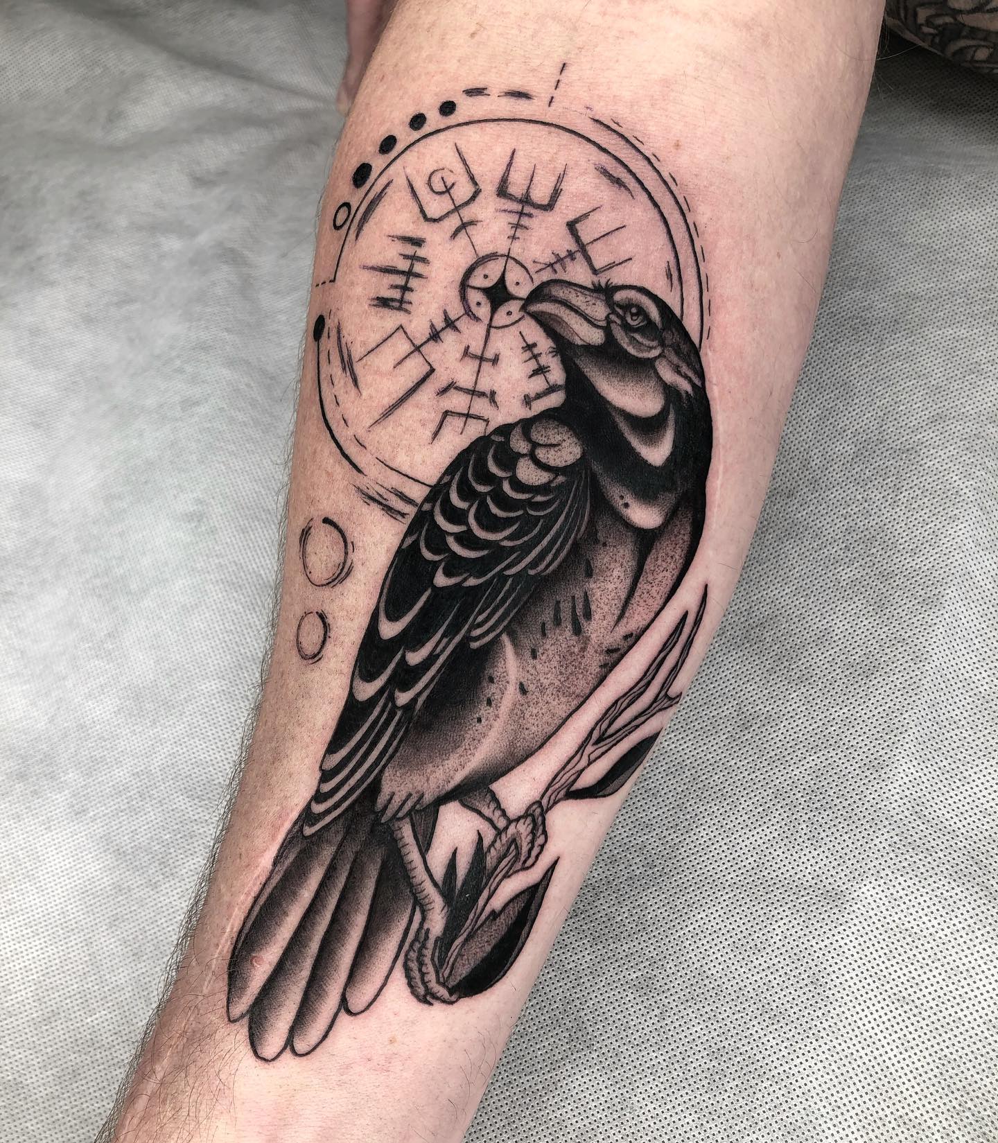 Скандинавская татуировка ворона с языческими символами