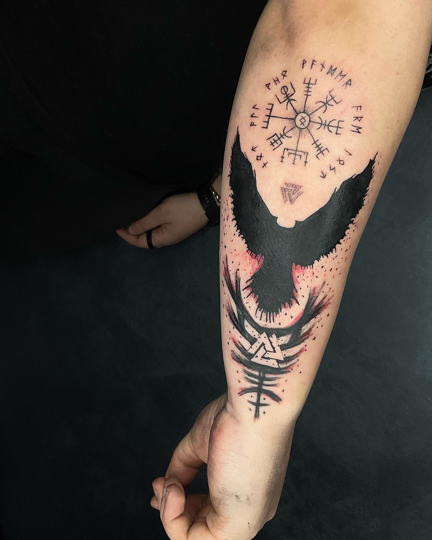 Nordisches Raben-Tattoo am Arm